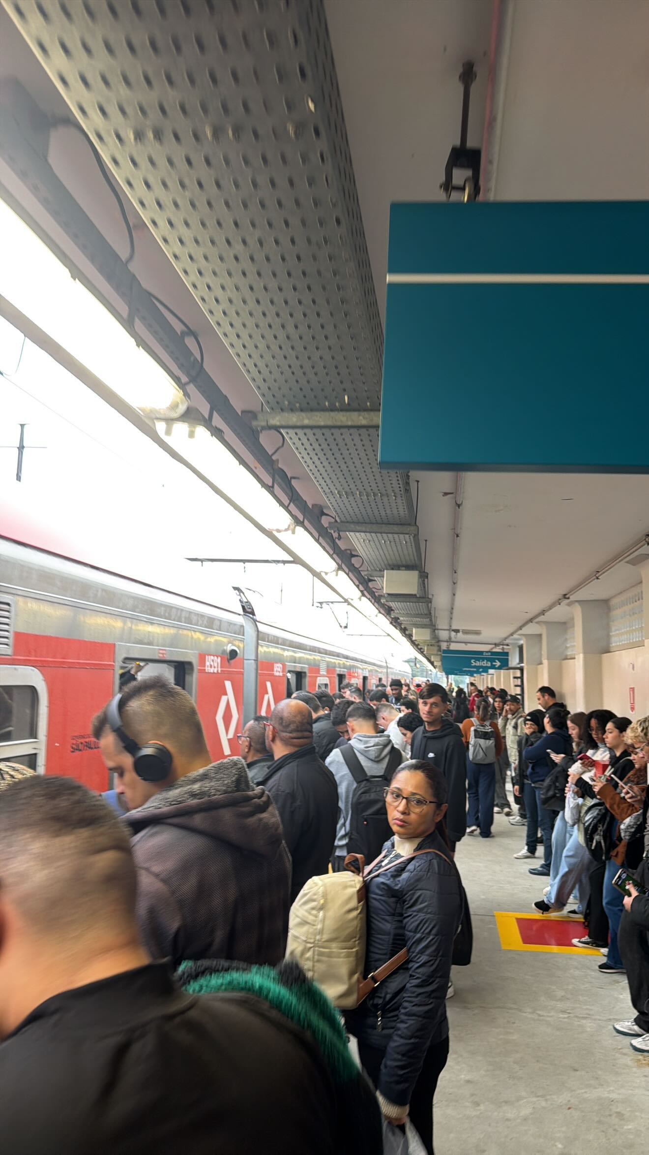 FALHA DEIXA ESTAÇÃO SANTO ANDRÉ LOTADA E ATRASA VIAGEM DE PASSAGEIROS NA MANHÃ DESTA SEGUNDA-FEIRA