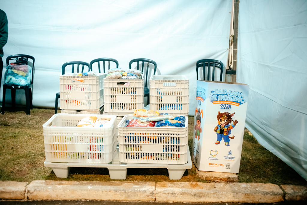 SOB CHUVA EM NOITE DE RASTAPÉ, 2º ARRAIÁ DO PAÇO DE SÃO BERNARDO ULTRAPASSA 1 TONELADA DE ALIMENTOS ARRECADADOS