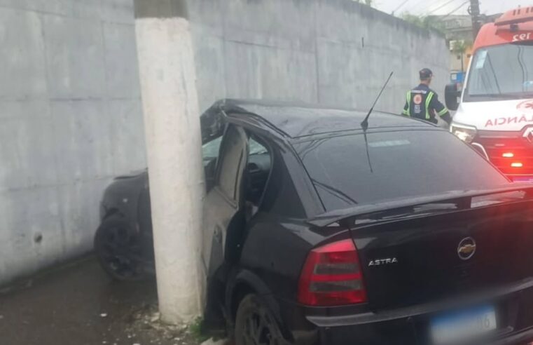 CARRO ATINGE POSTE NA ESTRADA DOS ALVARENGAS E MOTORISTA É SOCORRIDO PELO SAMU