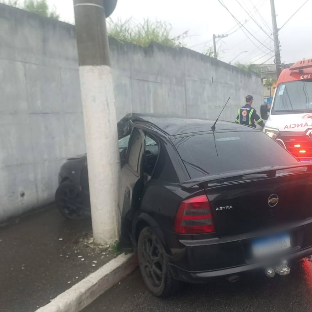 CARRO ATINGE POSTE NA ESTRADA DOS ALVARENGAS E MOTORISTA É SOCORRIDO PELO SAMU