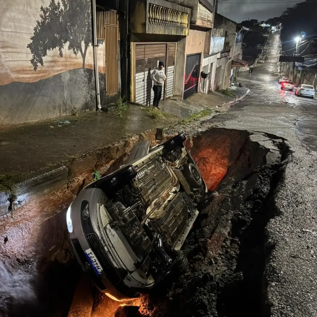 CHUVA FORTE ABRE CRATERA E ‘ENGOLE’ CARRO EM RIBEIRÃO PIRES