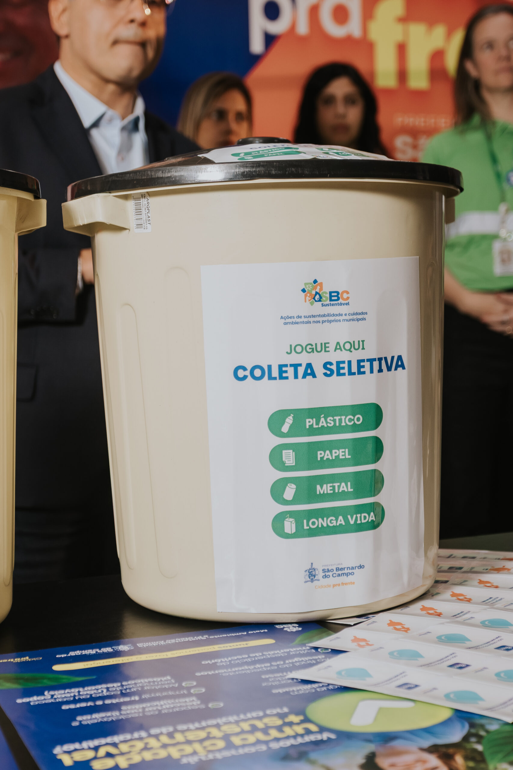 PAÇO MUNICIPAL RECEBE 150 LIXEIRAS PARA AMPLIAR COLETA SELETIVA