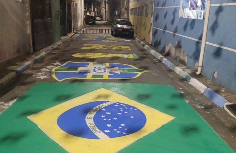 MORADORES DA VILA GALILEIA ENTRAM NO CLIMA DE COPA DO MUNDO E PINTAM RUA
