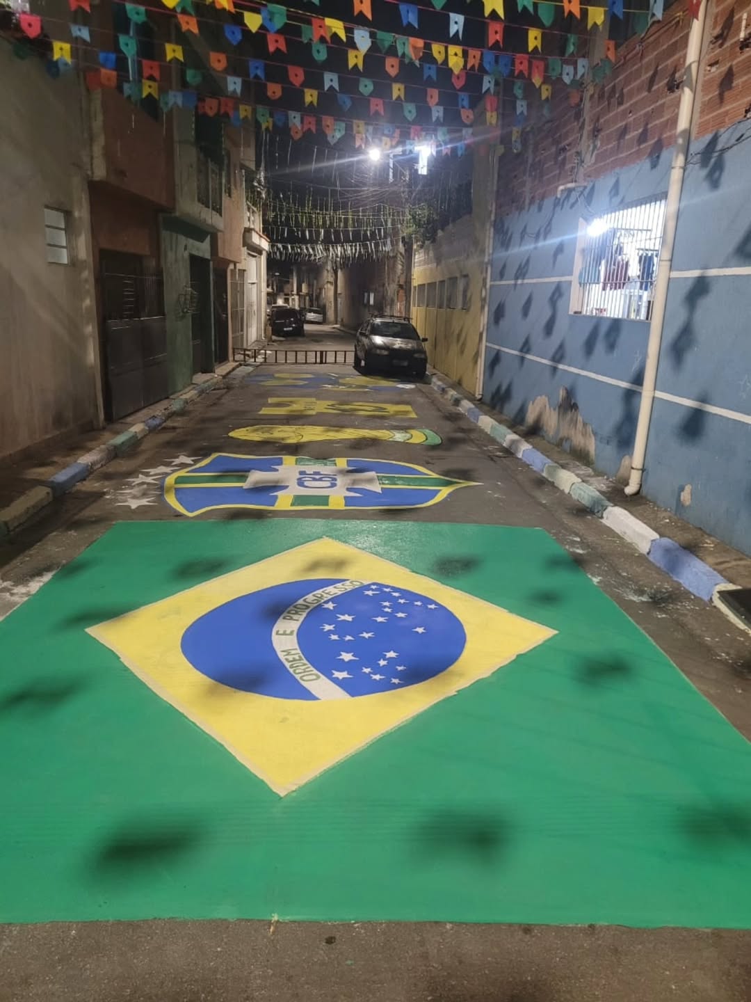 MORADORES DA VILA GALILEIA ENTRAM NO CLIMA DE COPA DO MUNDO E PINTAM RUA