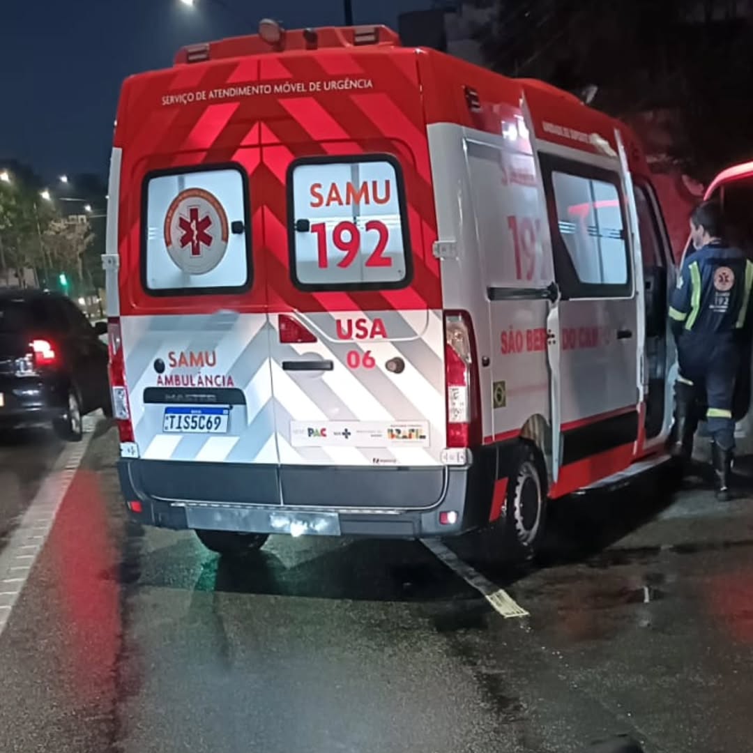 MOTOCICLISTA FICA FERIDO APÓS COLISÃO COM CAMINHÃO NA AVENIDA JOÃO FIRMINO