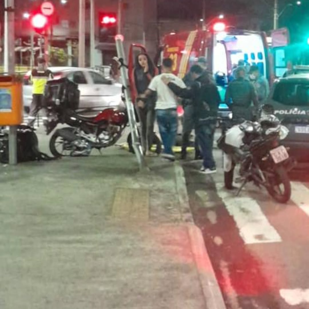 MOTOCICLISTA FICA GRAVEMENTE FERIDO APÓS ATINGIR POSTE NA AVENIDA LUIZ PEQUINI, EM SÃO BERNARDO