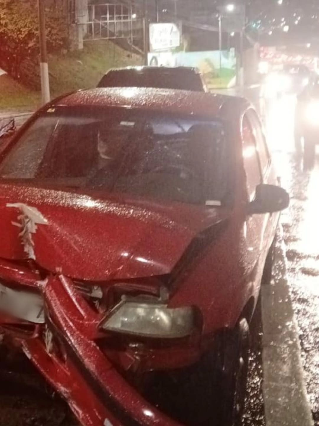 ACIDENTE NO RUDGE RAMOS: CARRO ATINGE POSTE E NÃO DEIXA FERIDOS