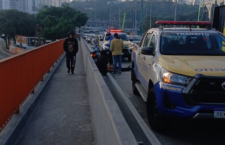 ALERTA DE TRÂNSITO: ACIDENTE ENTRE CARRO E MOTO DEIXA MOTOCICLISTA FERIDO E COMPLICA TRÂNSITO NO ACESSO À LUCAS NOGUEIRA GARCEZ
