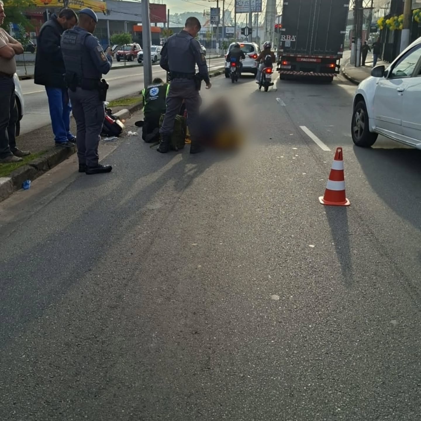 ACIDENTE ENVOLVENDO DUAS MOTOS E UM CAMINHÃO NA AVENIDA PIRAPORINHA PROVOCA REFLEXOS NO TRÂNSITO DE DIADEMA E SÃO BERNARDO