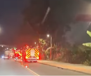 INCÊNDIO EM DEPÓSITO DE RECICLAGEM NA ESTRADA DO ACAMPAMENTO DOS ENGENHEIROS MOBILIZA 4 VIATURAS DOS BOMBEIROS EM SÃO BERNARDO