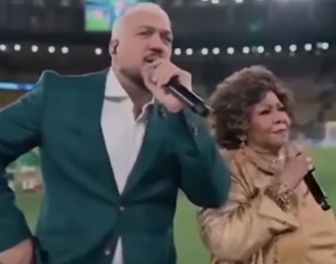 BELO E ALCIONE SE ATRAPALHAM DURANTE HINO NO MARACANÃ