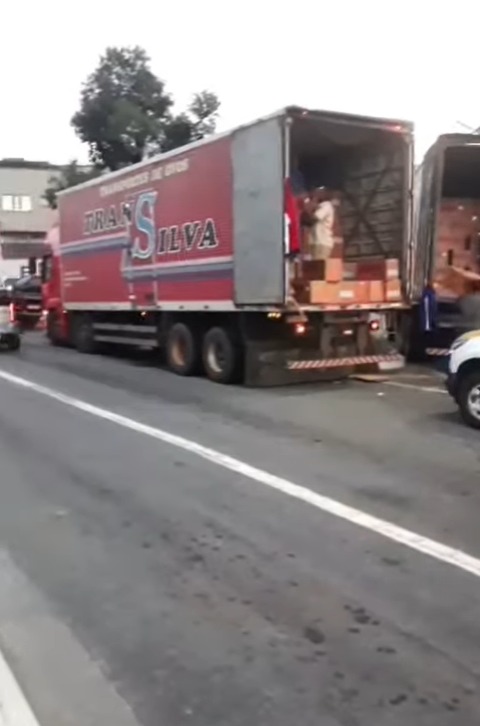 CAMINHÃO QUEBRADO NA AVENIDA JOÃO FIRMINO CAUSA TRANSTORNOS NO TRÂNSITO EM SÃO BERNARDO
