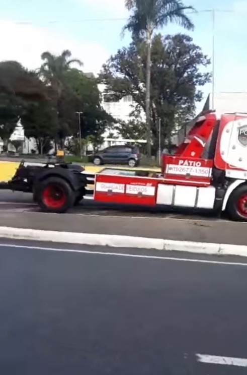 EQUIPE DE TRÂNSITO REMOVE CAMINHÃO QUEBRADO E LIBERA AVENIDA JOÃO FIRMINO NESTA TERÇA-FEIRA