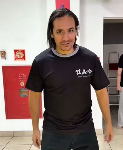 DUBLÊ DA VILA SÃO PEDRO BUSCA AJUDA PARA TREINAMENTO DE CINEMA DE AÇÃO NA CHINA