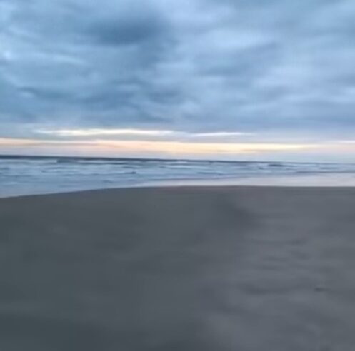 “NÃO VOU DESCANSAR ATÉ TER VOCÊ AQUI”: IRMÃ DESABAFA EM PRAIA ONDE JOVEM DE SÃO BERNARDO DESAPARECEU NO MAR