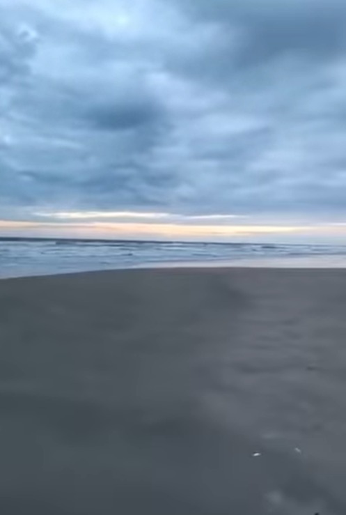 “NÃO VOU DESCANSAR ATÉ TER VOCÊ AQUI”: IRMÃ DESABAFA EM PRAIA ONDE JOVEM DE SÃO BERNARDO DESAPARECEU NO MAR