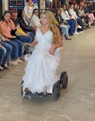MODELO PCD REPRESENTA SÃO BERNARDO EM DESFILE DE MODA INCLUSIVO EM SÃO PAULO
