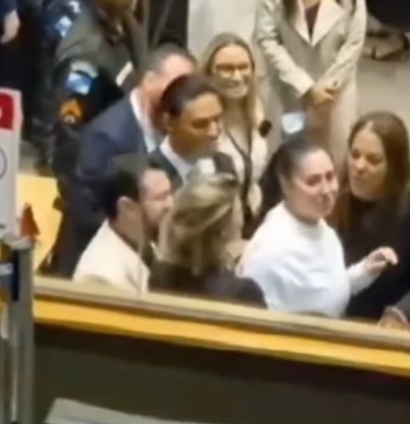 VEJA MOMENTO EM QUE MÃE DE HENRY RECEBE PERDÃO JUDICIAL E FAZ GESTO DE CORAÇÃO A FAMILIARES