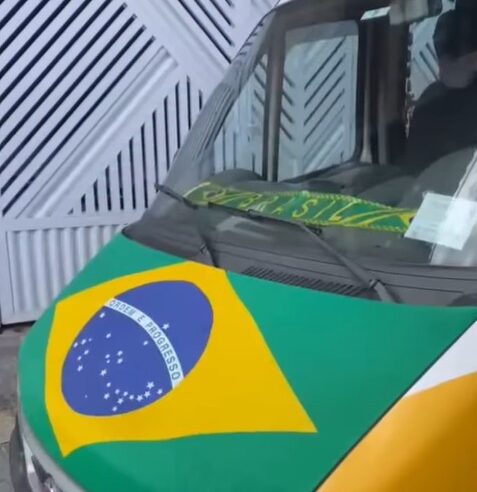 VAN ESCOLAR DECORADA PARA A COPA DO MUNDO FAZ A ALEGRIA DA CRIANÇADA EM SÃO BERNARDO