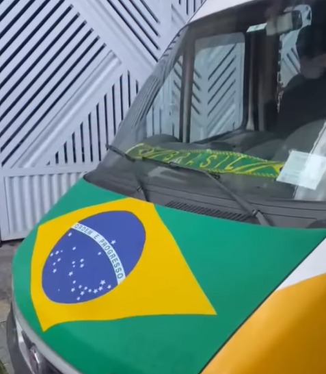VAN ESCOLAR DECORADA PARA A COPA DO MUNDO FAZ A ALEGRIA DA CRIANÇADA EM SÃO BERNARDO
