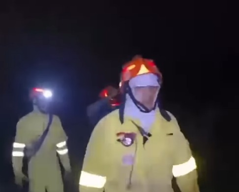 BOMBEIROS RESGATAM TRÊS JOVENS PERDIDOS NA CACHOEIRA DA FUMAÇA EM PARANAPIACABA