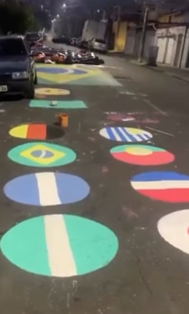 FRIO NÃO ESPANTA MORADORES, E RUA ITATIBA JÁ GANHA AS CORES DA COPA DO MUNDO