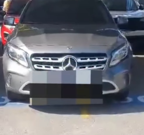 ESPAÇOSO, DONO DE “CARRÃO” OCUPA DUAS VAGAS DE IDOSOS NO CARREFOUR VERGUEIRO