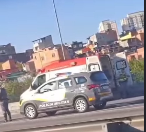 MOTOCICLISTA QUE FICOU FERIDO APÓS COLIDIR CONTRA CARRO PARADO NA ANCHIETA NÃO TEM HABILITAÇÃO