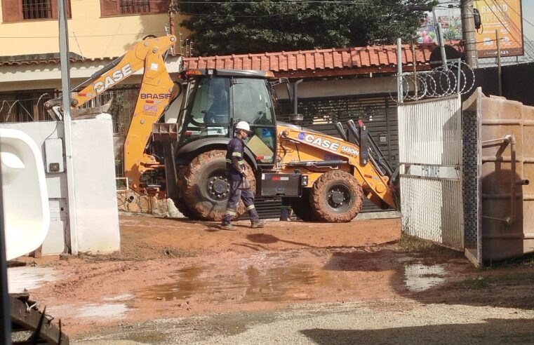 TUBULAÇÃO DA SABESP ROMPE E INUNDA LOJA DE PISCINAS NA TRAVESSA DA AVENIDA LIONS