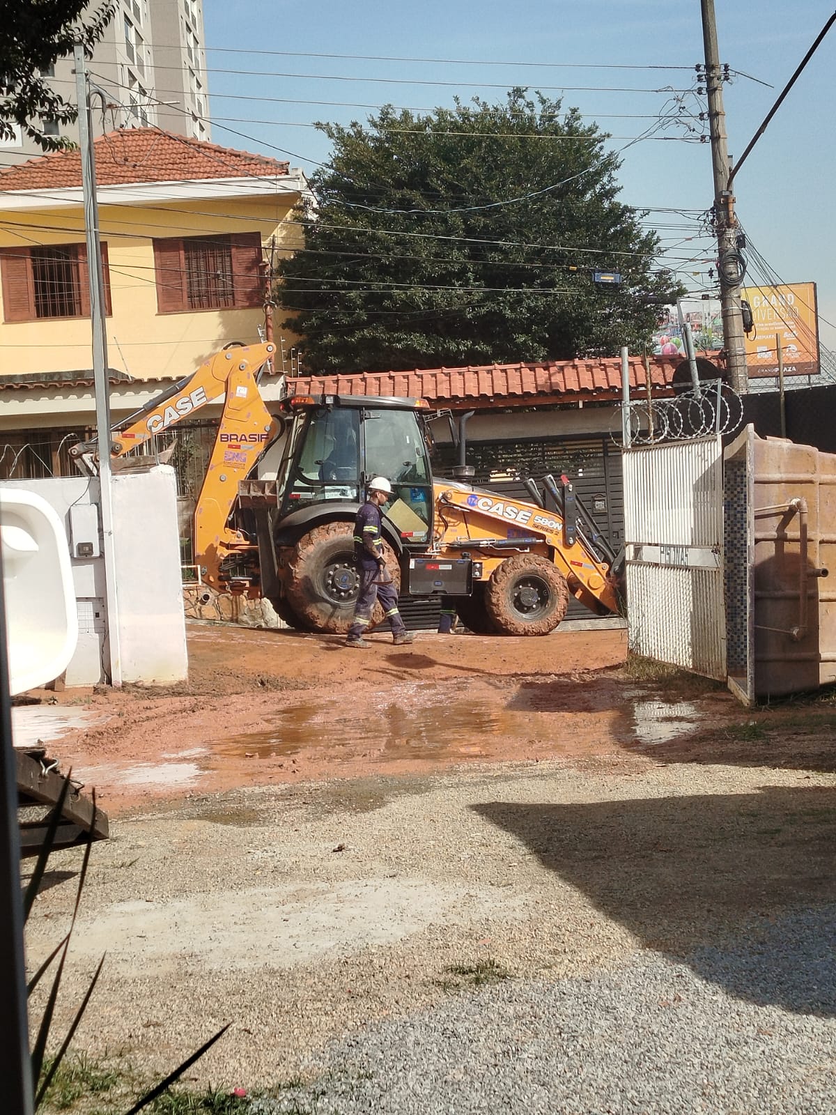TUBULAÇÃO DA SABESP ROMPE E INUNDA LOJA DE PISCINAS NA TRAVESSA DA AVENIDA LIONS