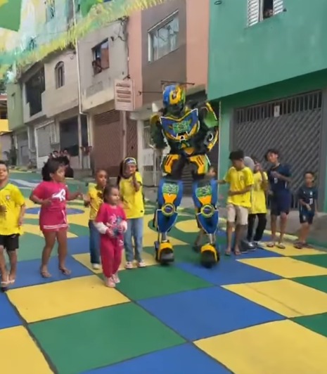 RUA DECORADA PARA A COPA EM SÃO BERNARDO VIRA CENÁRIO DE GRAVAÇÃO MUSICAL