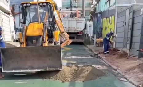 SABESP ABRE BURACO EM RUA DECORADA PARA A COPA E MORADORES RECLAMAM EM OSASCO