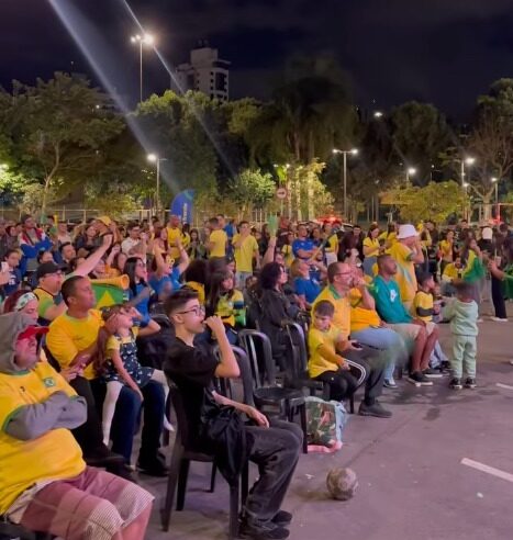 TELÃO DO PAÇO MUNICIPAL REÚNE PÚBLICO E APOSTAS PARA O PRIMEIRO JOGO DA SELEÇÃO