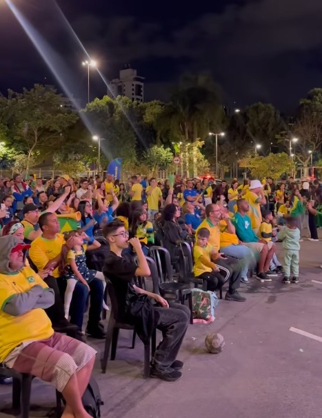 TELÃO DO PAÇO MUNICIPAL REÚNE PÚBLICO E APOSTAS PARA O PRIMEIRO JOGO DA SELEÇÃO