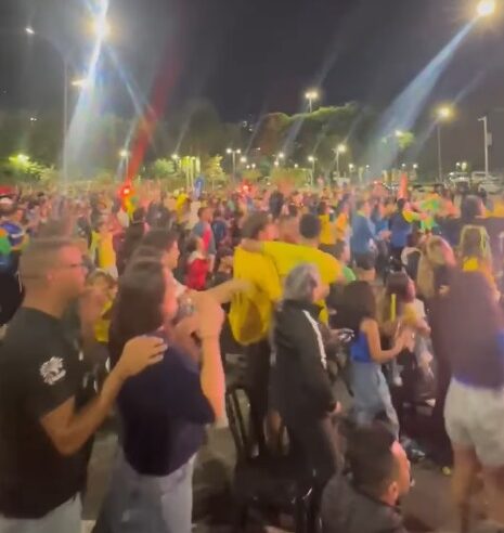 FIM DO PRIMEIRO TEMPO: TORCIDA COMEMORA EMPATE DO BRASIL NO PAÇO MUNICIPAL