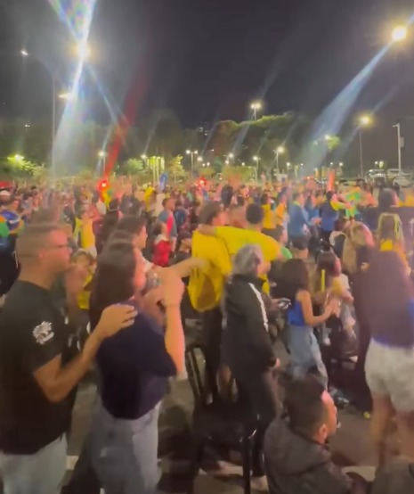 FIM DO PRIMEIRO TEMPO: TORCIDA COMEMORA EMPATE DO BRASIL NO PAÇO MUNICIPAL
