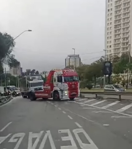 CAMINHÃO QUEBRA NA SAÍDA DA PRAÇA IBRAHIM DE ALMEIDA NOBRE E COMPLICA TRÂNSITO SENTIDO ANCHIETA E PIRAPORINHA