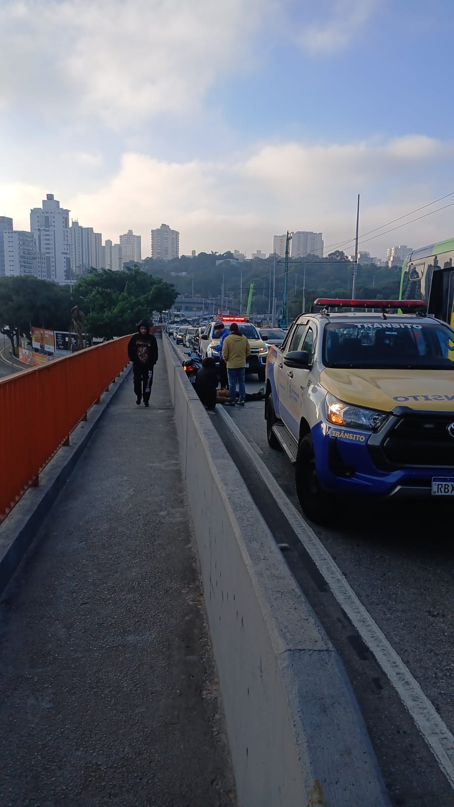 ACIDENTE ENTRE CARRO E MOTO DEIXA MOTOCICLISTA FERIDO E COMPLICA TRÂNSITO NO ACESSO À LUCAS NOGUEIRA GARCEZ