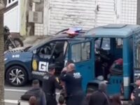 MOTORISTA COM SINAIS DE EMBRIAGUEZ É DETIDO APÓS DIRIGIR CAMINHÃO SOBRE CALÇADAS E COLIDIR COM VEÍCULOS EM SÃO BERNARDO