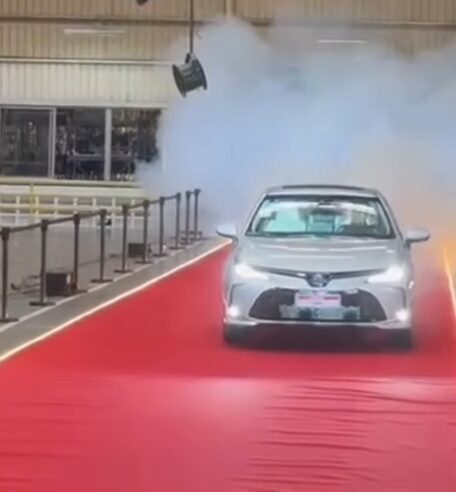 FIM DE UMA ERA: EM TAPETE VERMELHO, TOYOTA APRESENTA ÚLTIMO COROLLA PRODUZIDO EM INDAIATUBA APÓS 28 ANOS