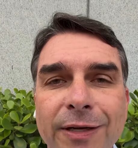 FLÁVIO BOLSONARO REBATE MICHELLE, PEDE DESCULPAS E NEGA HUMILHAÇÃO