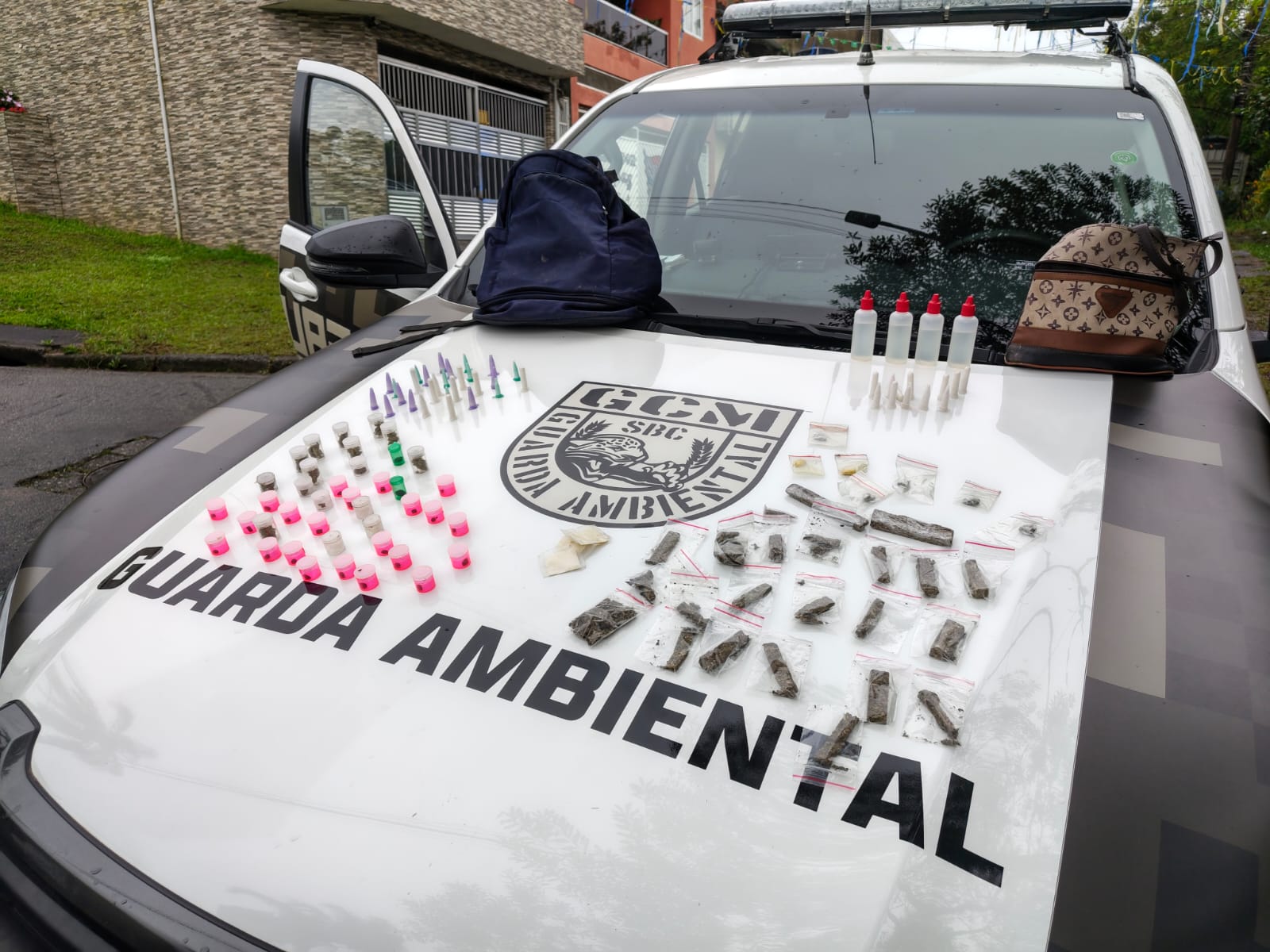 EM SÃO BERNARDO, GCM AMBIENTAL PRENDE EM FLAGRANTE MULHER POR TRÁFICO DE DROGAS NO BATISTINI