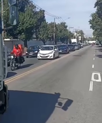  VAZAMENTO DE ÓLEO DE CAMINHÃO DEIXA PISTA ESCORREGADIA NA PAULICÉIA, EM SÃO BERNARDO