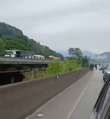 PÂNICO NA IMIGRANTES: MOTORISTAS VOLTAM NA CONTRAMÃO EM CUBATÃO PARA FUGIR DE ARRASTÃO