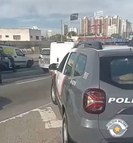 MOTORISTA FOGE APÓS ATINGIR MOTO COM PAI E FILHA NA AVENIDA LIONS; PM DETÉM ENVOLVIDOS