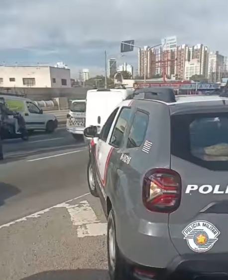 MOTORISTA FOGE APÓS ATINGIR MOTO COM PAI E FILHA NA AVENIDA LIONS; PM DETÉM ENVOLVIDOS