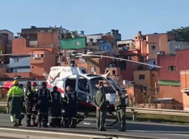 HELICÓPTERO ÁGUIA POUSA NA ANCHIETA PARA RESGATAR VÍTIMA DE ACIDENTE EM SÃO BERNARDO