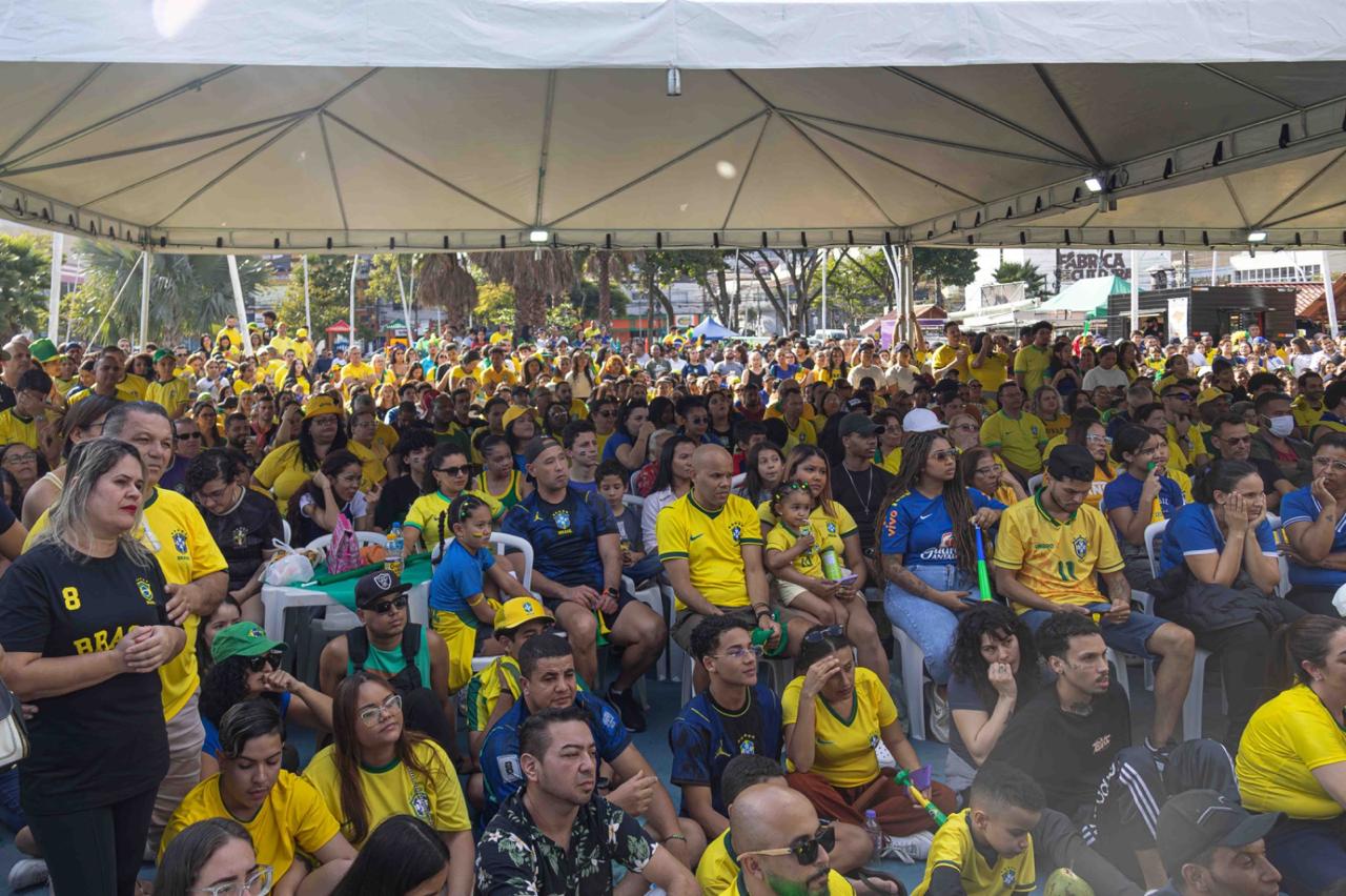 PÚBLICO LOTA PRAÇA LAURO MICHELS PARA VIBRAR COM VIRADA DO BRASIL SOBRE O JAPÃO