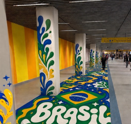 TAPETE DA COPA LEVA TRADIÇÃO DAS RUAS DECORADAS PARA ESTAÇÕES DE TREM E METRÔ EM SÃO PAULO