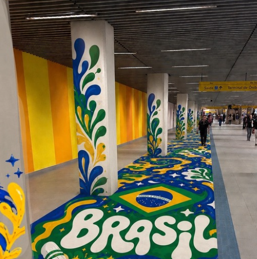 TAPETE DA COPA LEVA TRADIÇÃO DAS RUAS DECORADAS PARA ESTAÇÕES DE TREM E METRÔ EM SÃO PAULO